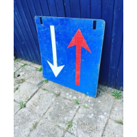 Vintage groot blauw verkeersbord